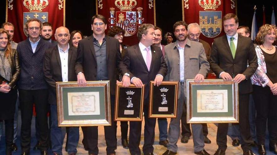 Calros Solla (con barba y chaqueta y pantalón gris), al recibir el Premio Cidade de Pontevedra. // R.Vázquez