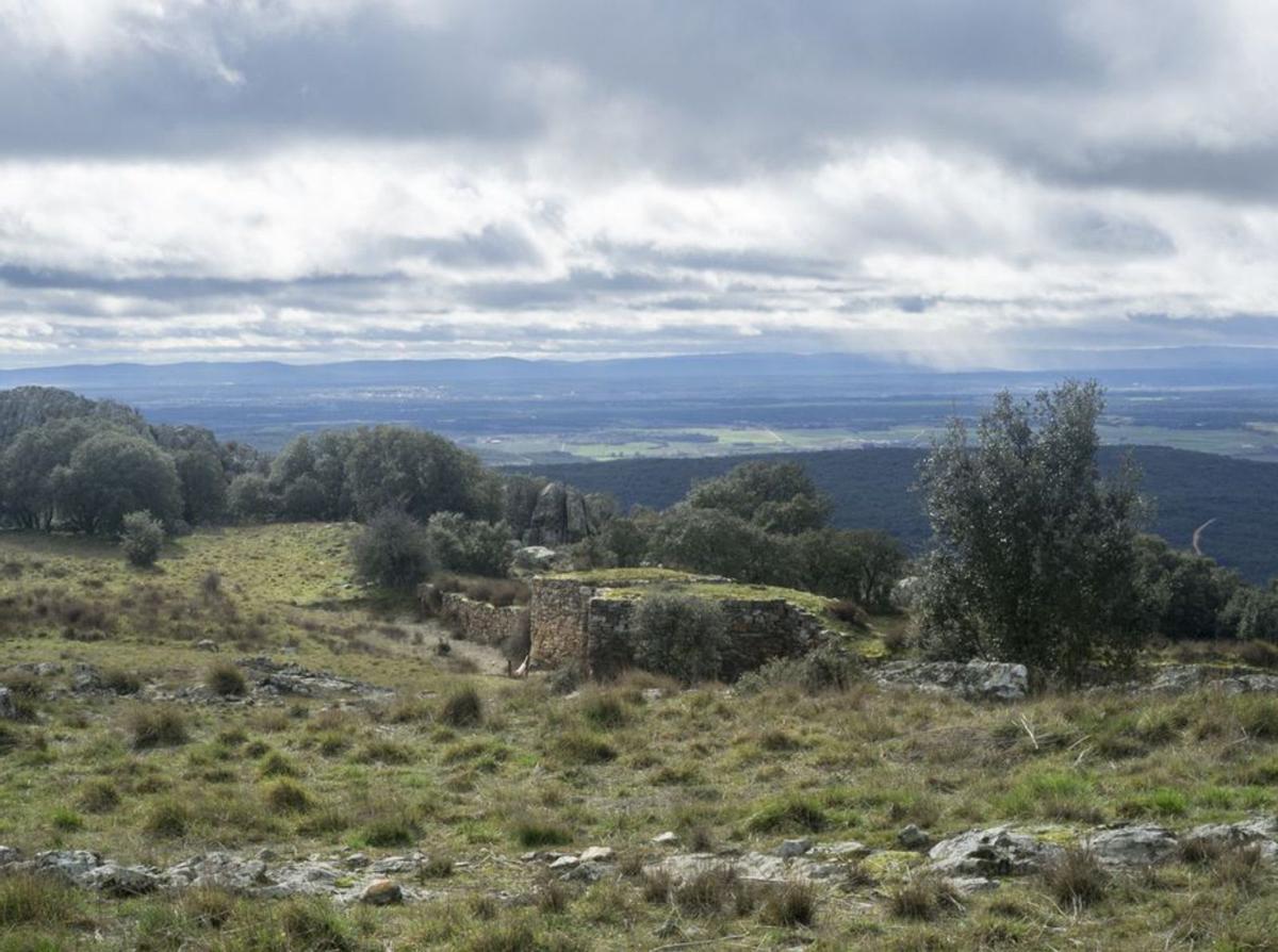 Acceso reconstruido al castro astur Las Labradas de Arrabalde. | J. A. G.