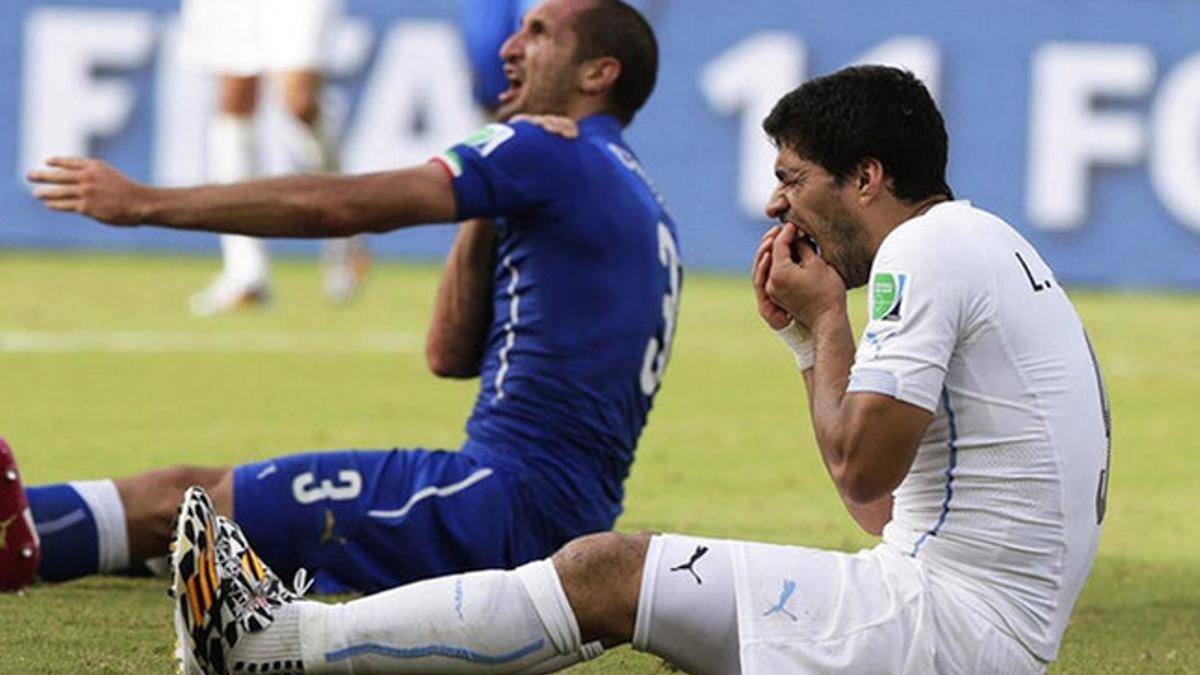 Luis Suárez fue sancionado por la FIFA después de morder a Chiellini en el Mundial