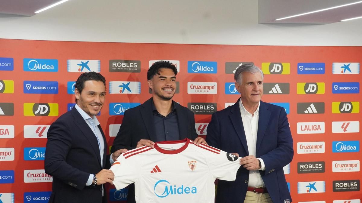 Del Nido Carrasco y Antonio Cordón posan junto a Gabriel Suazo en su presentación como nuevo jugador del Sevilla Fútbol Club