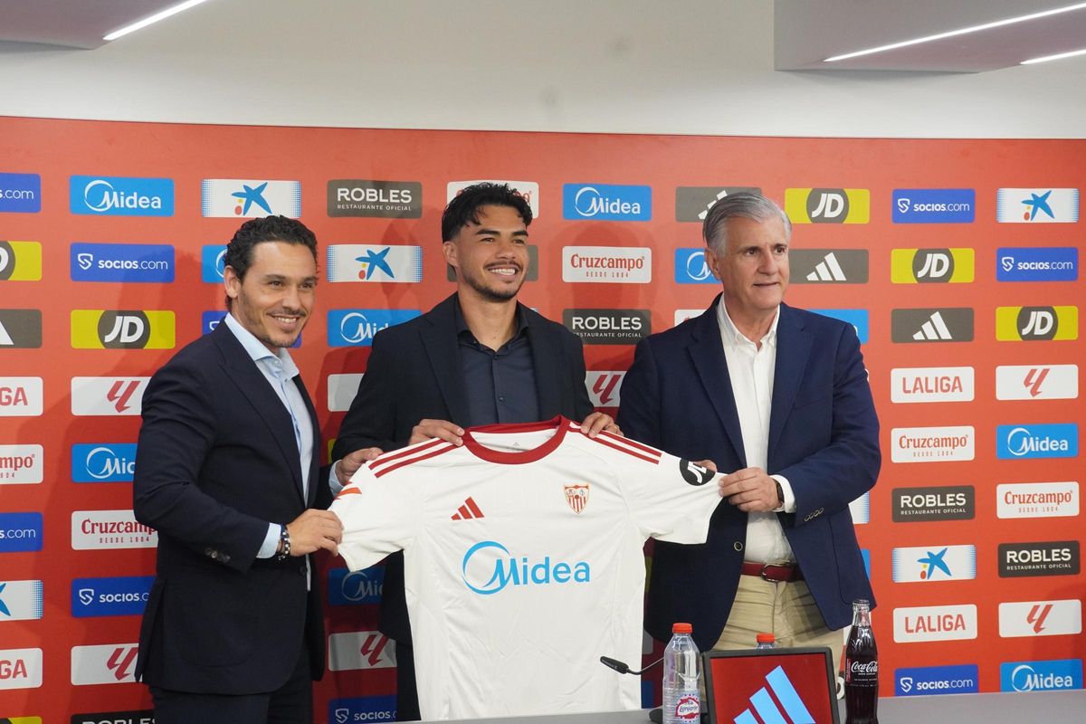 Del Nido Carrasco y Antonio Cordón posan junto a Gabriel Suazo en su presentación como nuevo jugador del Sevilla Fútbol Club
