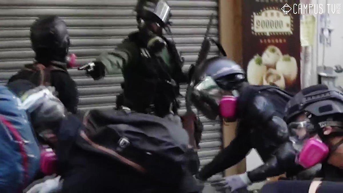 un manifestante herido de bala por la policia de hong kong