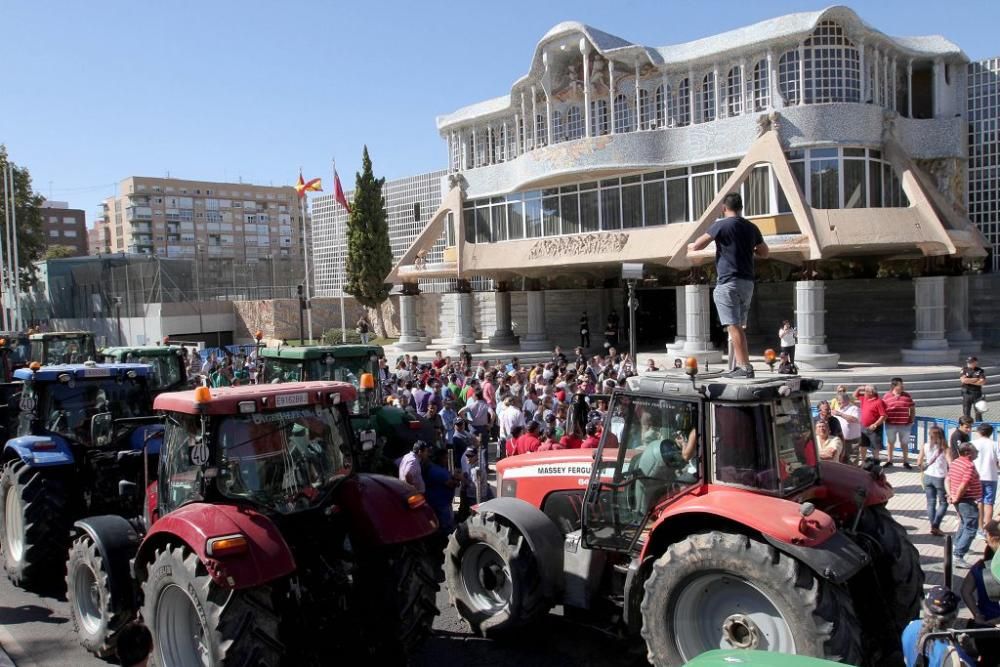 Protesta de agricultores en la Asamblea Regional
