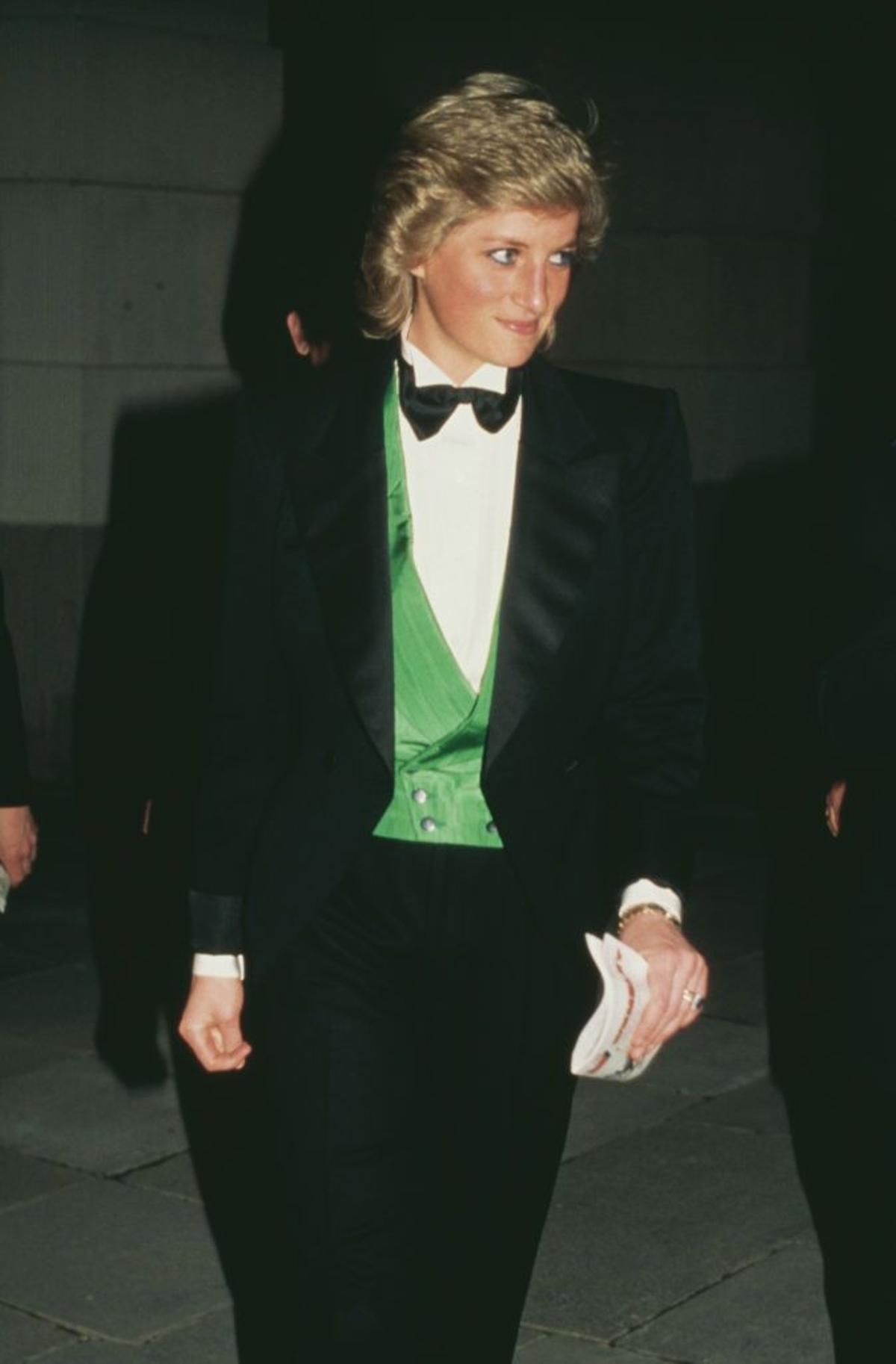 La princesa Diana lleva un esmoquin de Catherine Walker.