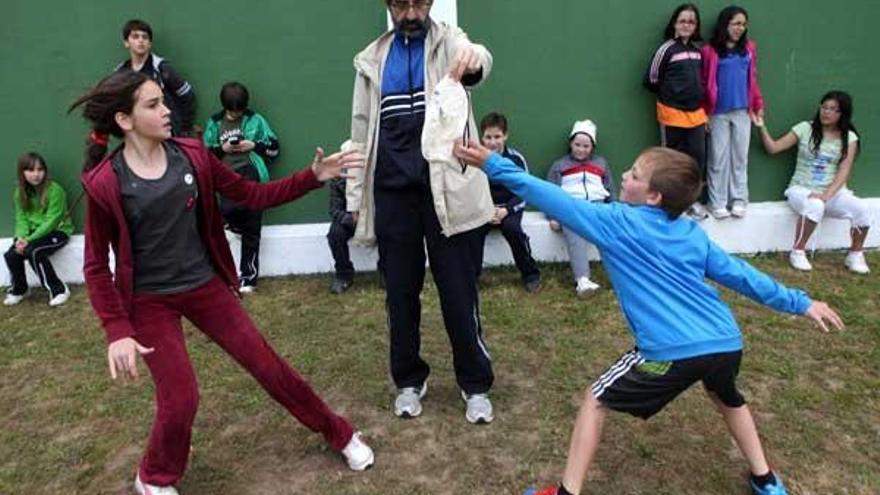 Competición en el juego del pañuelo. // Bernabé/Luismy