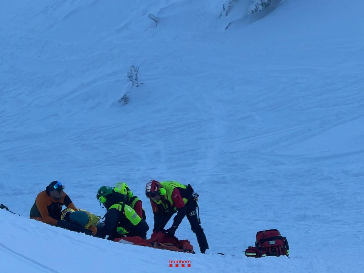 La esquiadora sent atesa pels serveis d'emergència a la Coma i la Pedra