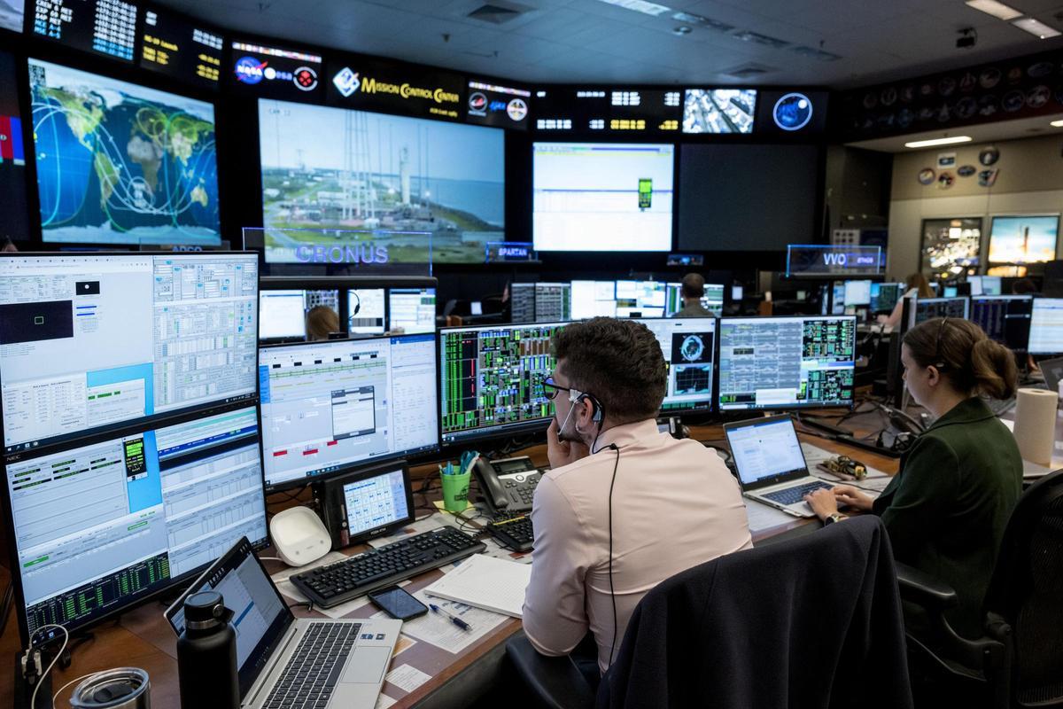 Pedro Saiz antes las pantallas del Centro de Control de Misión de la NASA en Houston
