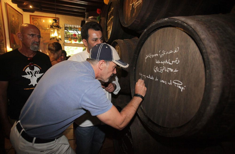 El actor y el jeque han recibido el Pin de Oro de El Pimpi de manos de su propietario, Pepe Cobos, con un diseño exclusivo que une la imagen de la bodega con el escudo del Málaga CF.