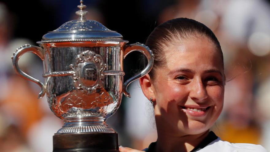 Ostapenko con el trofeo de ganadora de Roland Garros.