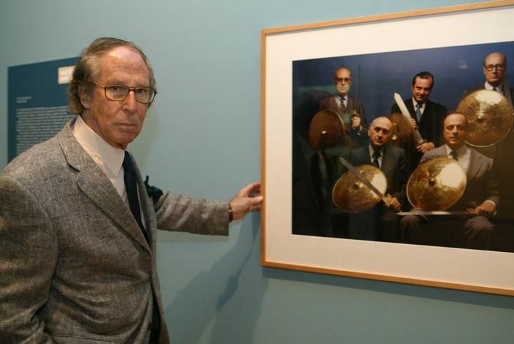 Alberto Schommer, ante una de las obras que forman parte de su exposición sobre la transición española, en Salamanca, en 2005