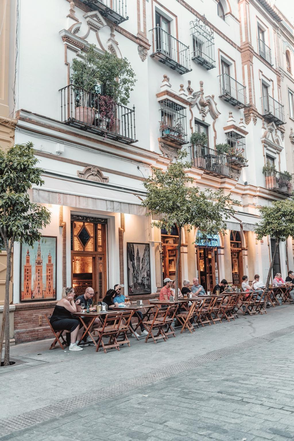 Terrazas en la calle Mateos Gago.