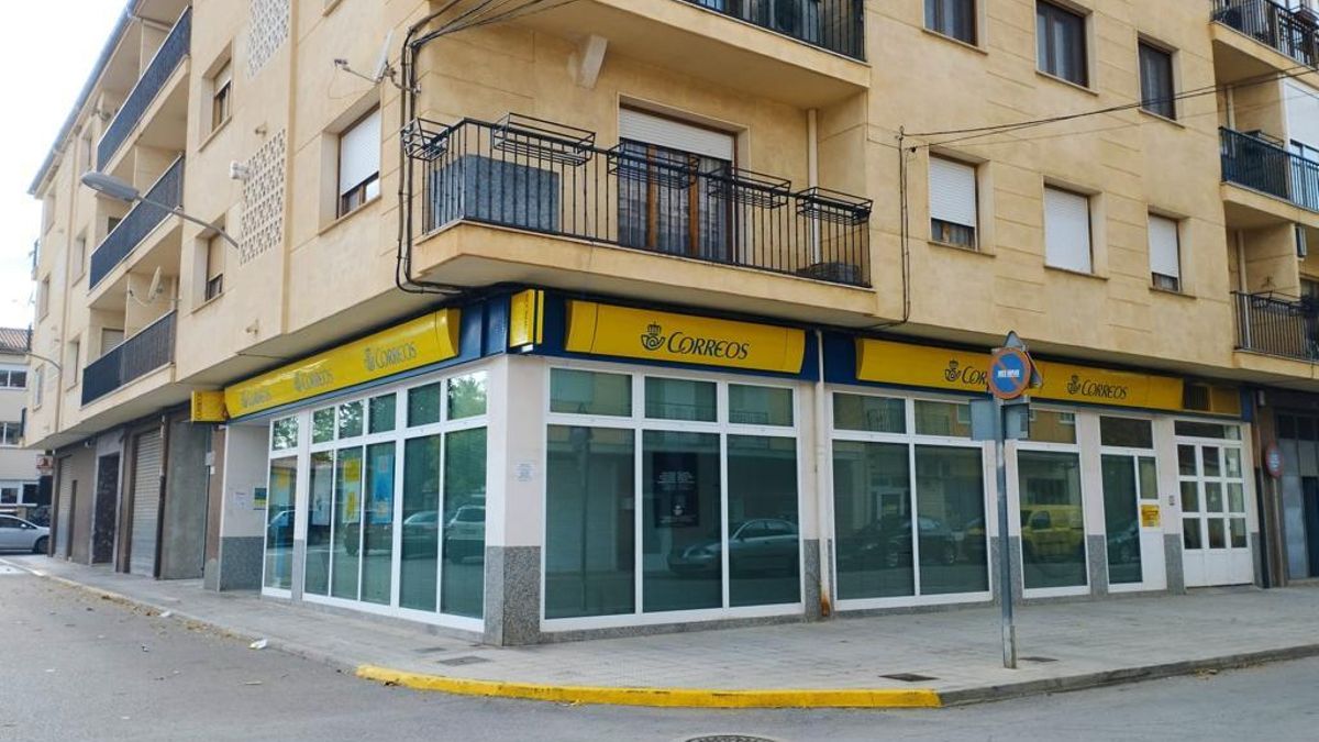 La oficina de Correos de Ayora donde solo trabaja personal de oficina, sin repartidores.
