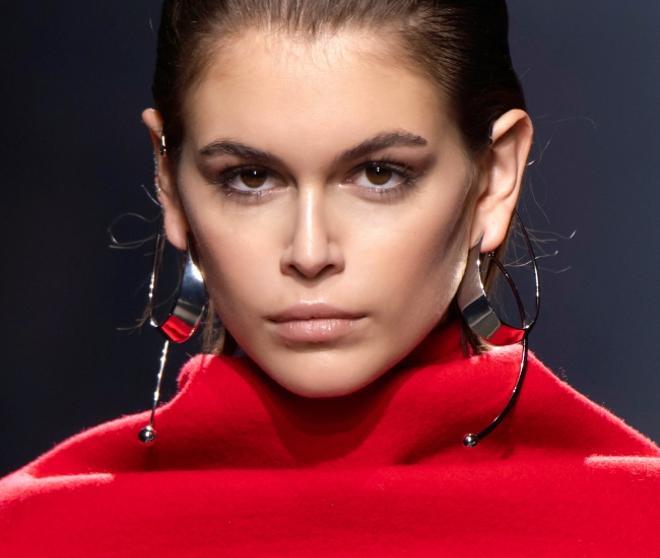 Kaia Gerber, en el desfile de Givenchy, con cejas esponjosas y tupidas