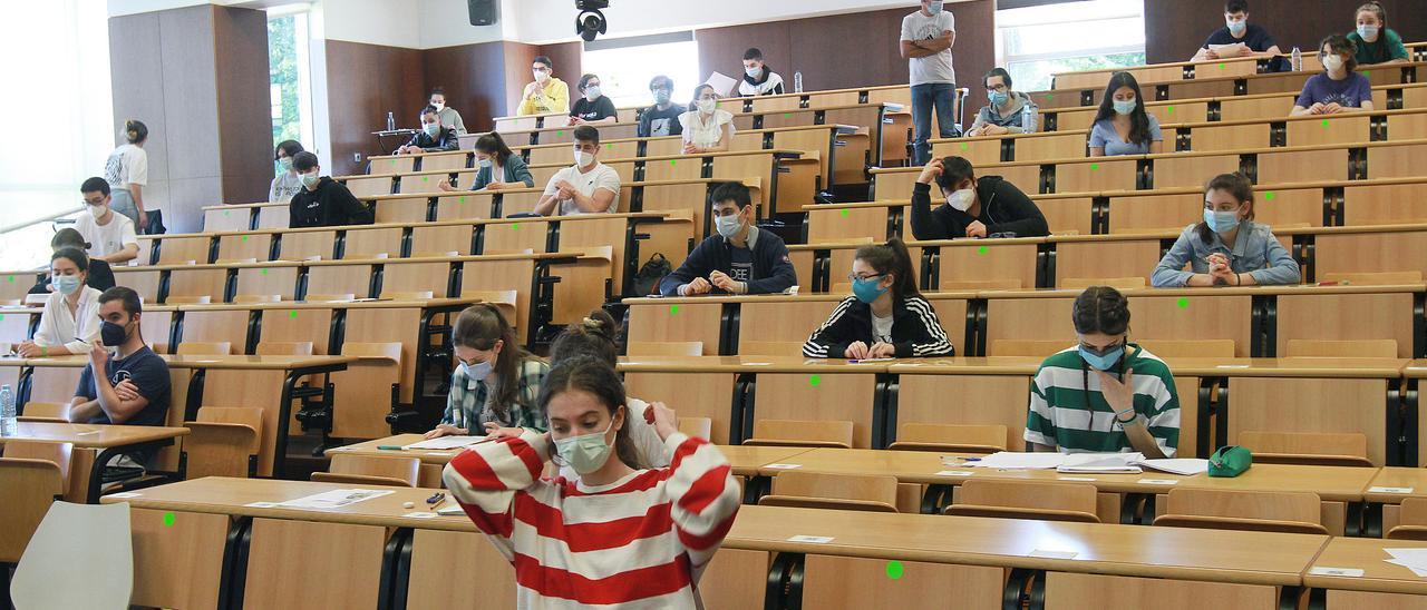 Alumnos durante la celebración de las pruebas ABAU en el campus de Ourense.