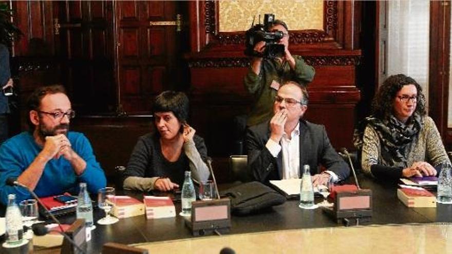 Els portaveus de la CUP, Benet Salellas i Anna Gabriel, al costat de Jordi Turull i Marta Rovira (Junts pel?Sí), ahir a la Junta de Portaveus al Parlament.