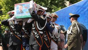 Miembros del Ejército portan el féretro envuelto en una bandera del ministro de Exteriores iraní, Hossein Amir-Abdollahian, fallecido en un accidente de helicóptero junto al presidente Ebrahim Raisi.