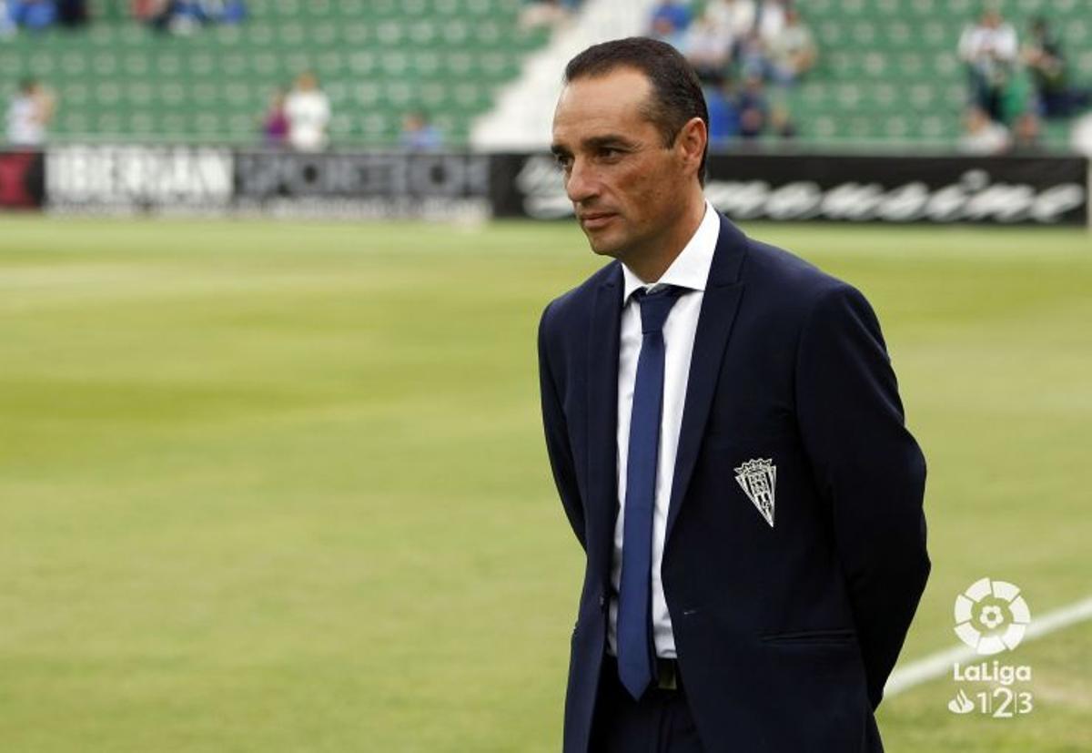 José Luis Oltra, a la izquierda, al frente del Córdoba CF en un partido de la temporada 2016-2017.