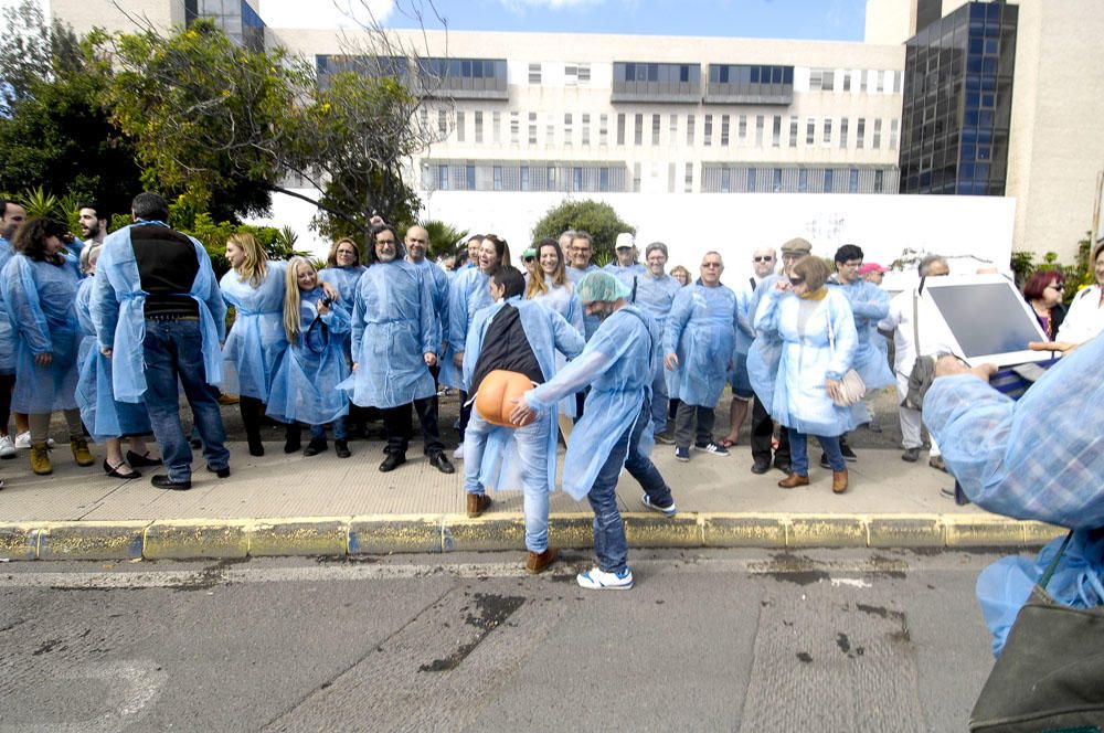 Concentración frente al Hospital Doctor Negrín en defensa de la sanidad pública