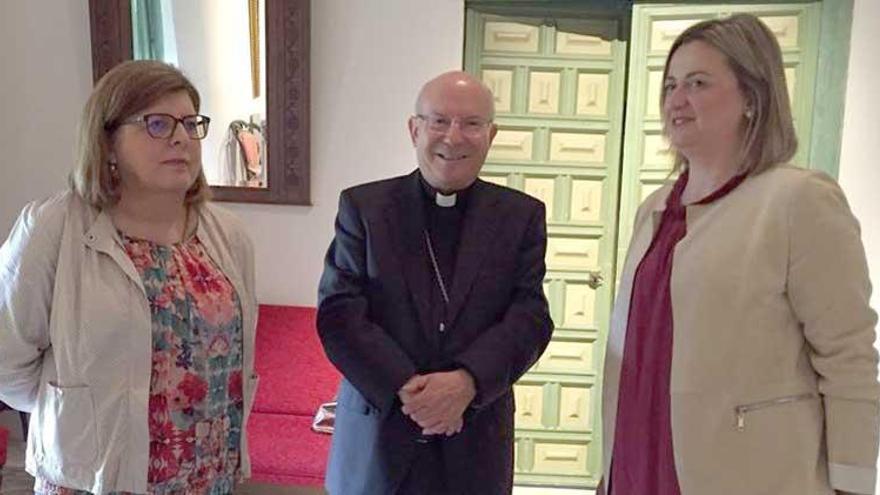 La presidenta de la Asamblea destaca la labor de Amadeo Rodríguez en la diócesis de Plasencia