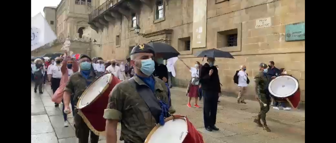 La banda de la Brilat escoltó a la Virgen de Éfeso a su llegada a los actos del Apóstol.   | // FDV