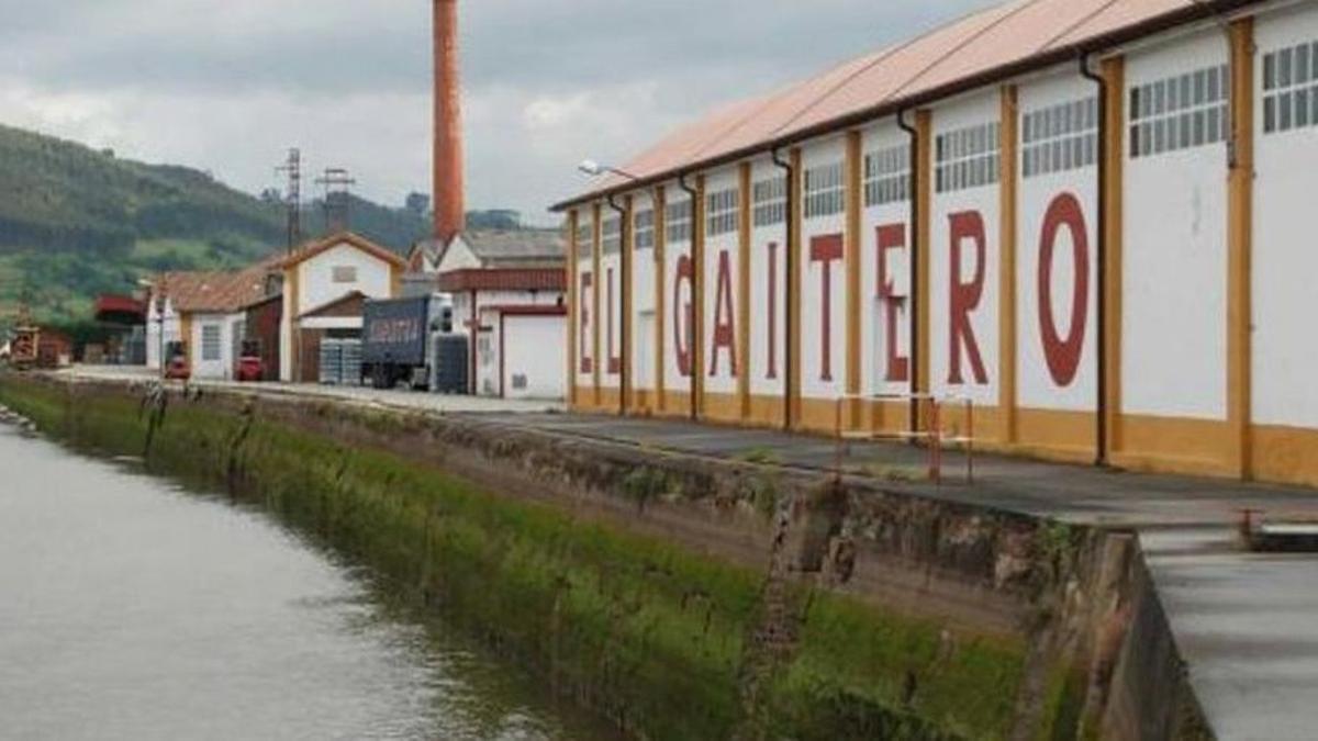 Instalaciones de la fábrica de El Gaitero, a orillas de la ría de Villaviciosa