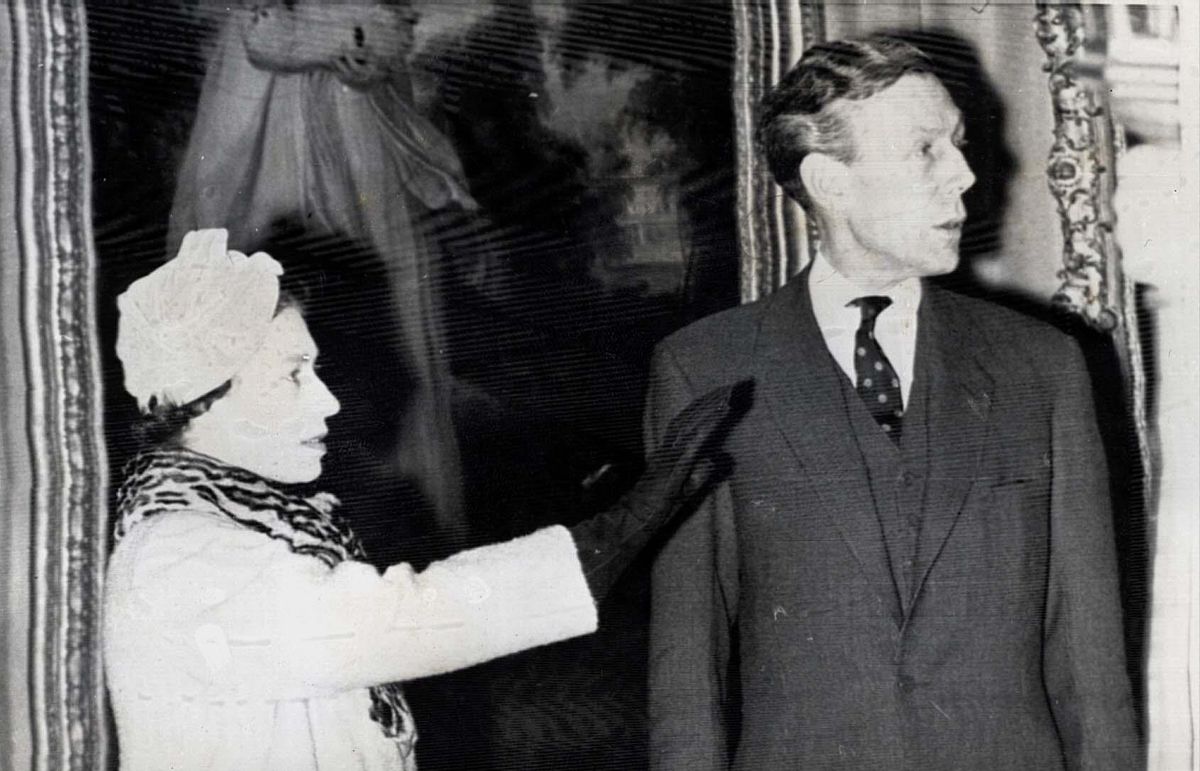 Anthony Blunt, con la reina Isabel II en 1959.