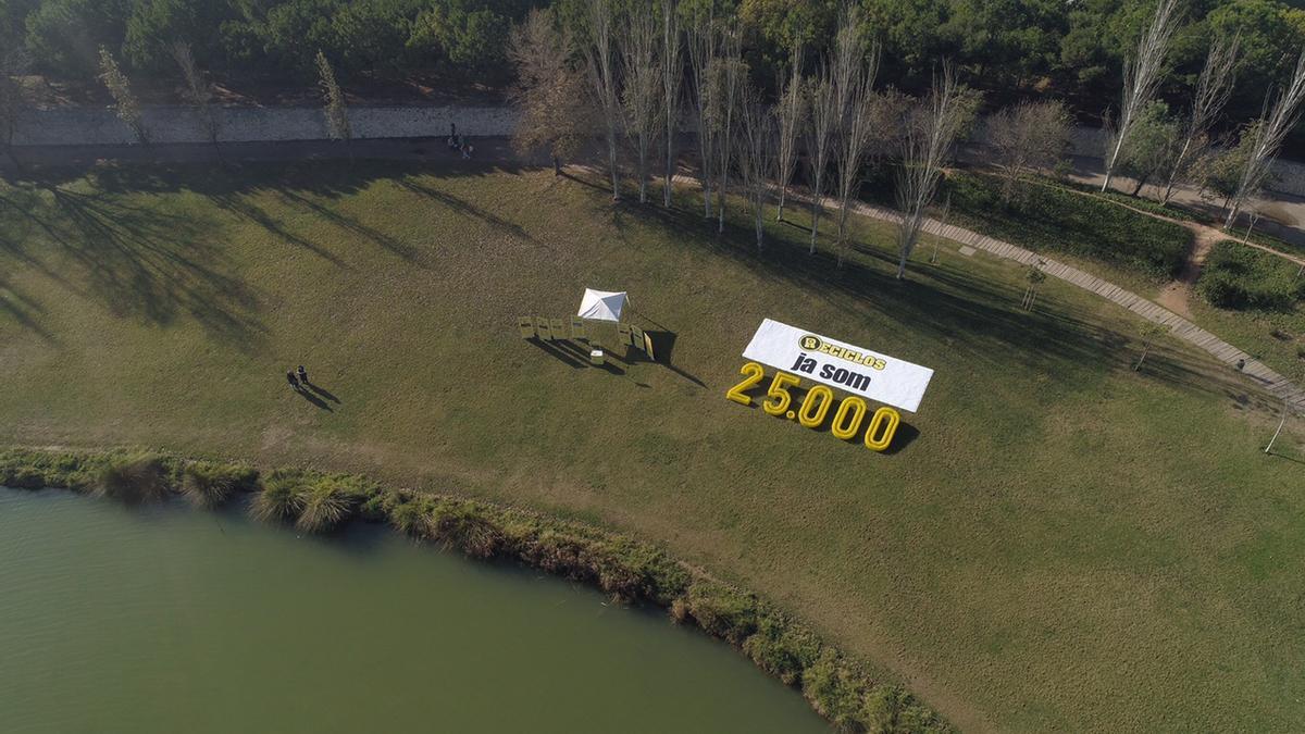 Ecoembes ha creado un mosaico gigante de latas y botellas de plástico en el Parc de Capçalera de València.