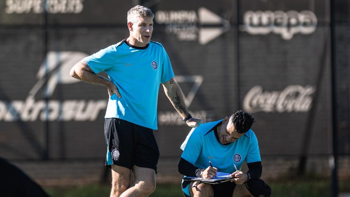 Renato Cornejo, analista y scouter, junto a Martín Palermo durante su etapa en Club Olimpia
