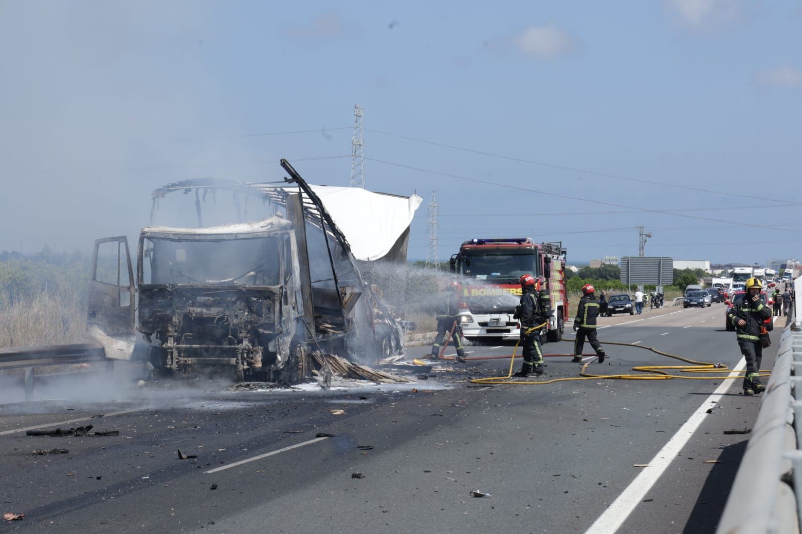 Accidente en la AP-7: Dos camiones chocan a la altura de La Vilavella