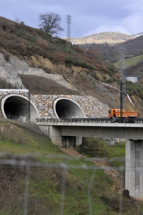 Actividad en los túneles de Sotiello en las obras de la variante ferroviaria de Pajares.