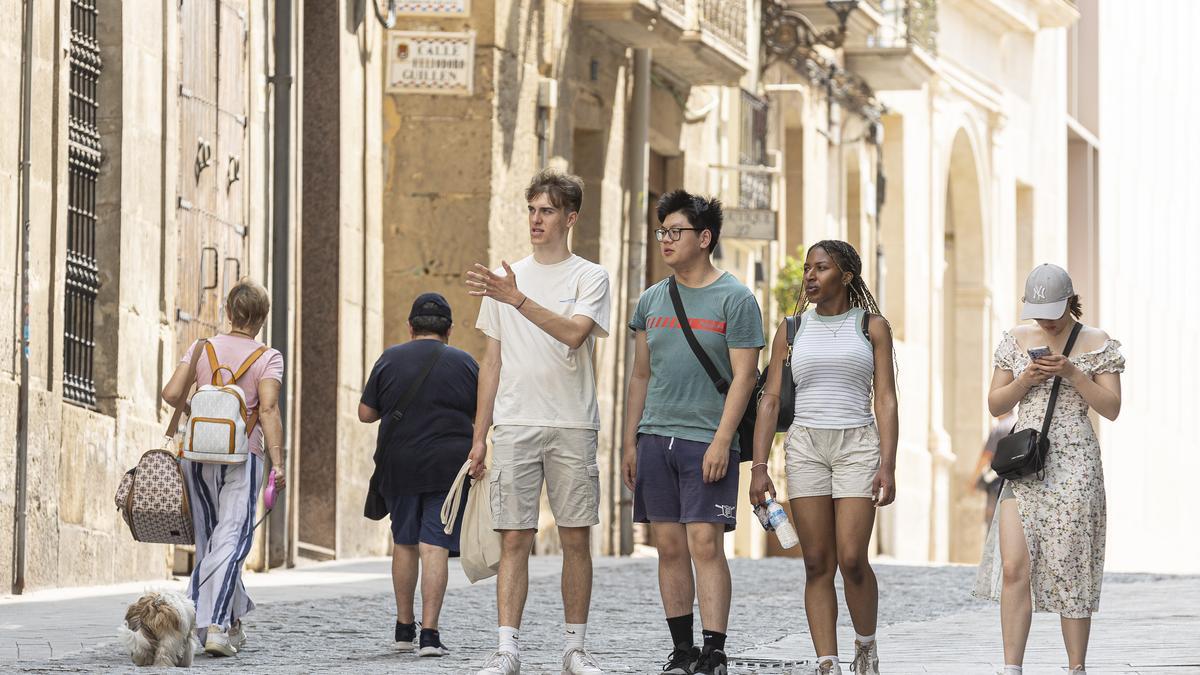 Estudiantes extranjeros paseando por las calles del centro de Alicante