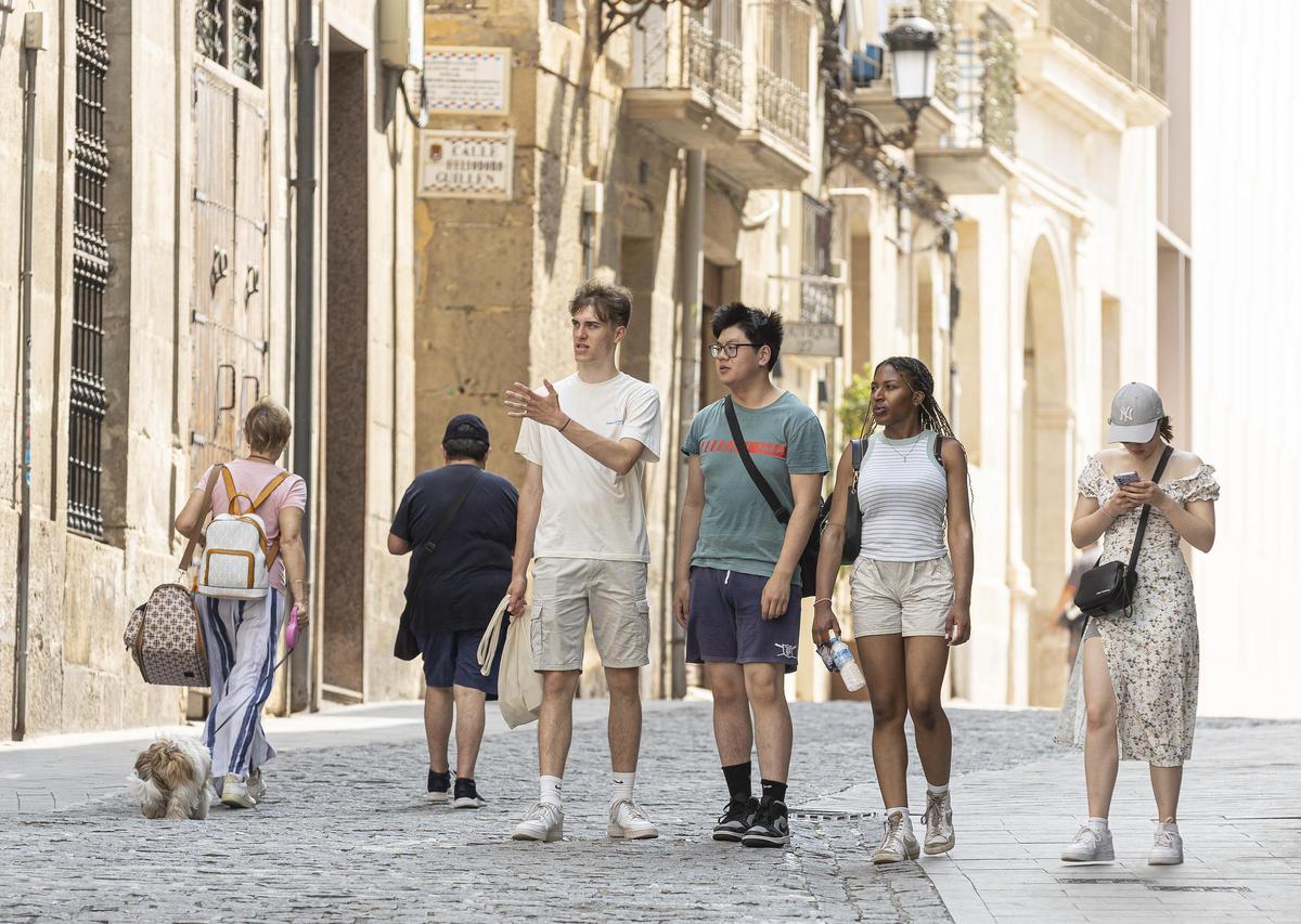 Estudiantes extranjeros paseando por las calles del centro de Alicante