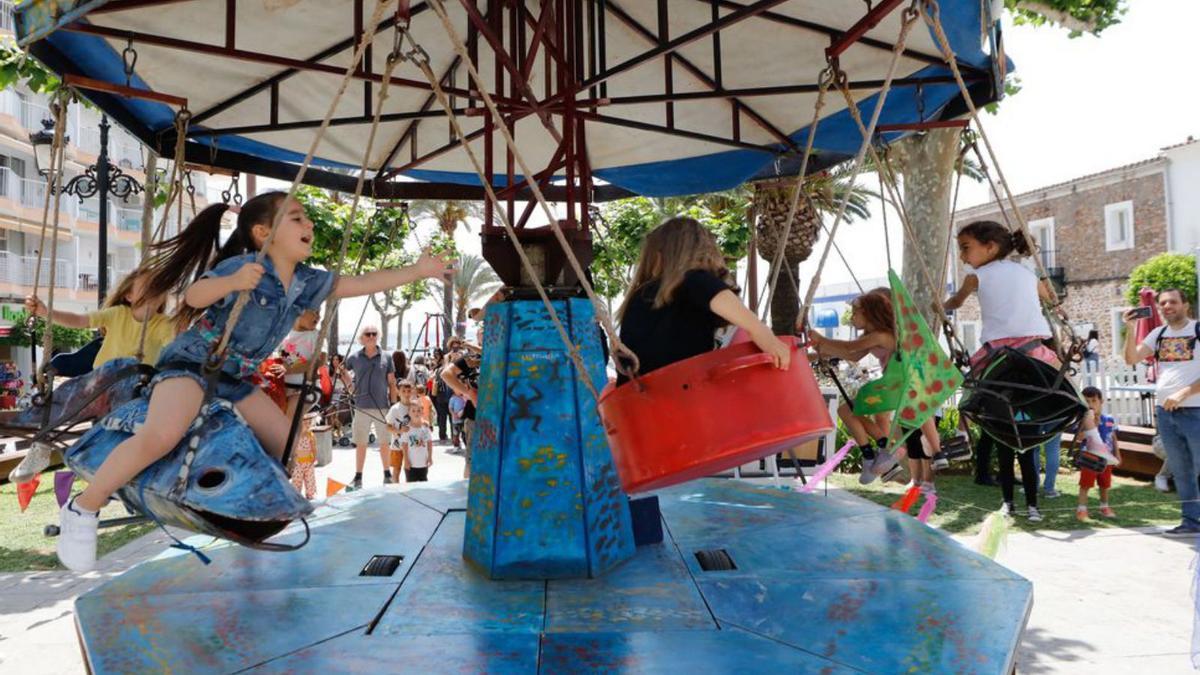 Los pequeños disfrutan en el carrusel de ‘El cor del mar’