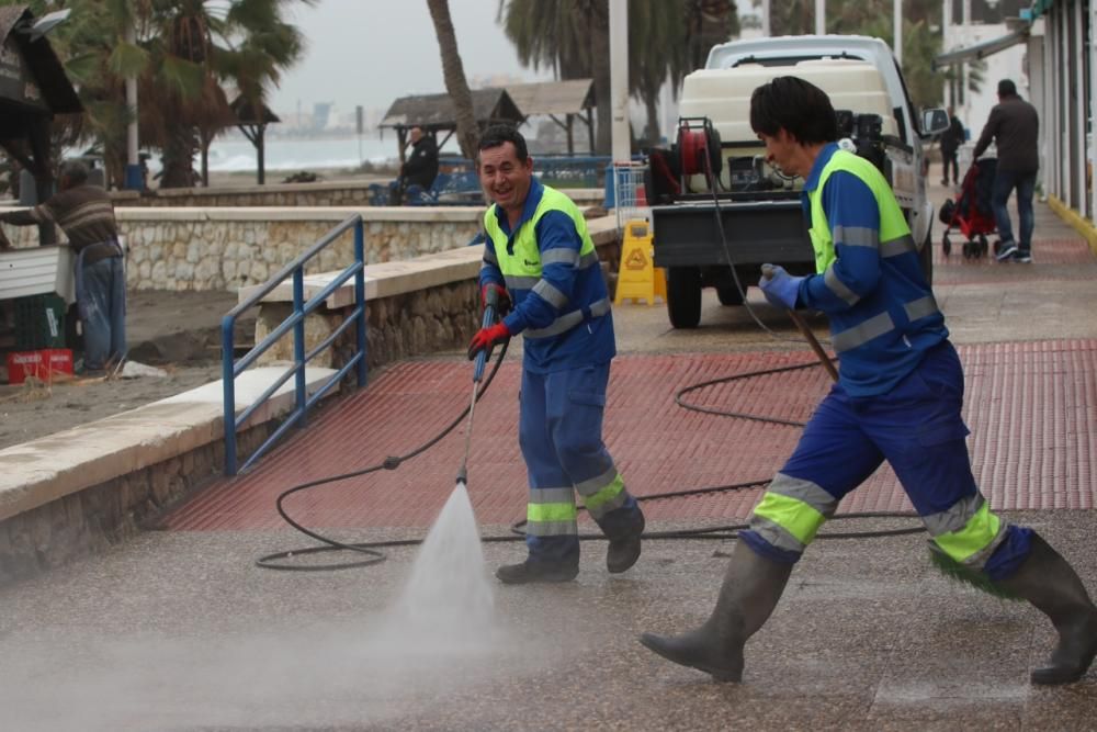 Operarios municipales trabajan limpiando y adecentando las calles y el paseo marítimo de Pedregalejo.