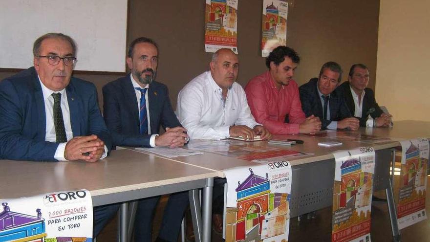 Ángel Hernández (segundo derecha) junto al alcalde en la presentación de una campaña de la CEOE.