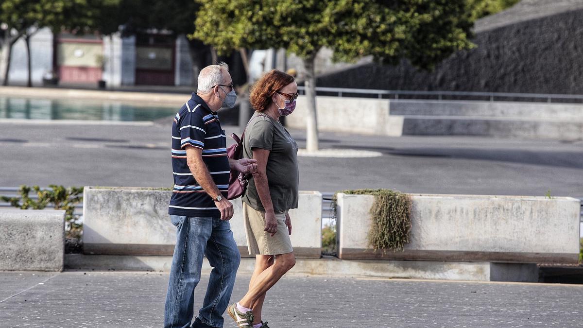 Una pareja pasea por el centro de Santa Cruz de Tenerife.