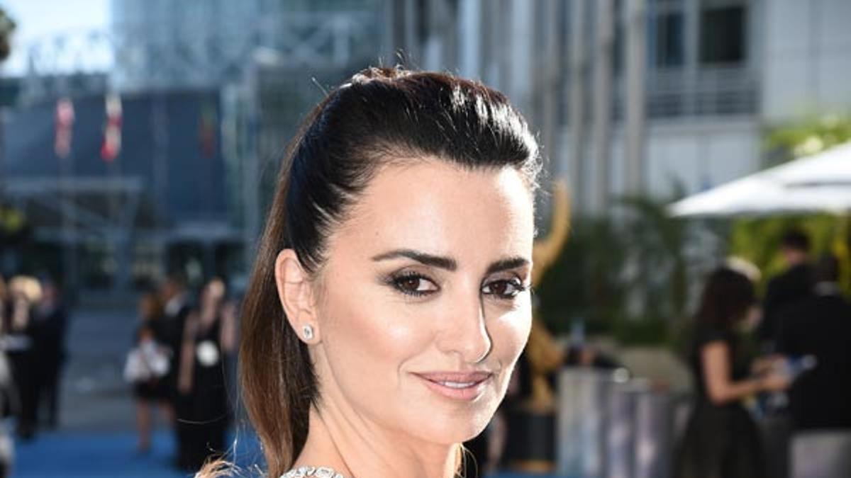 Emmys 2018: la belleza de Penélope Cruz con vestido blanco de plumas de Chanel