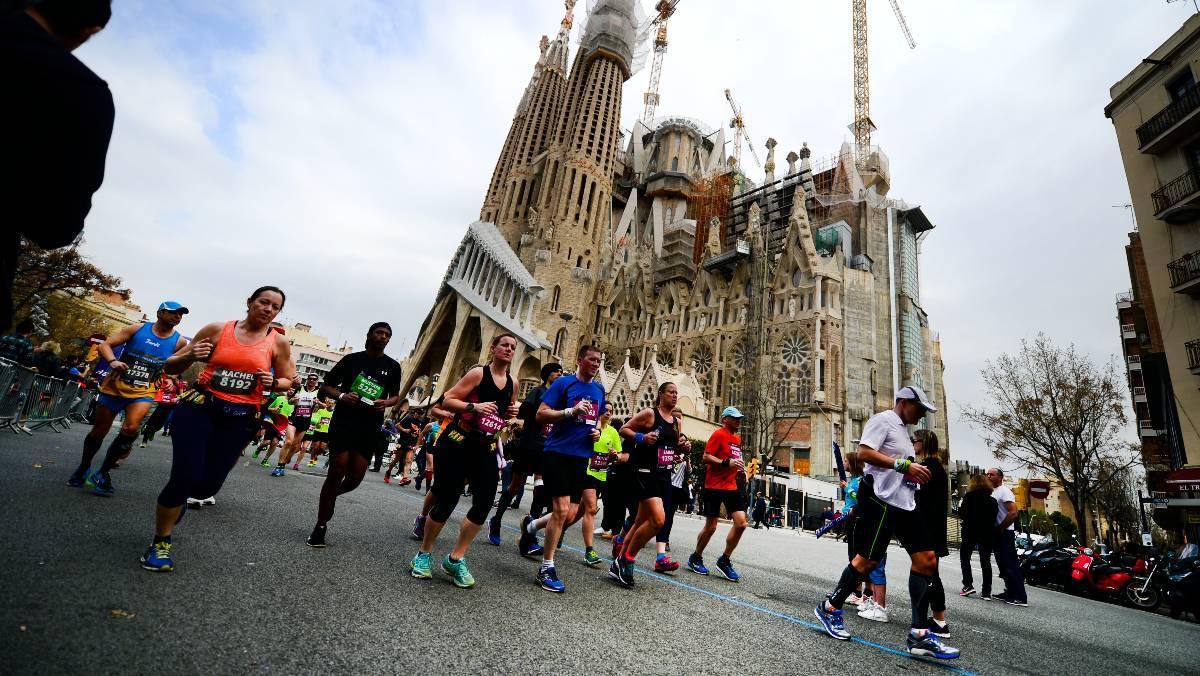 Corredores de la maratón por la Sagrada Família.