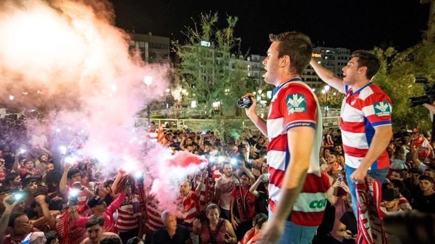 Miles de aficionados celebran el ascenso del Granada en las calles