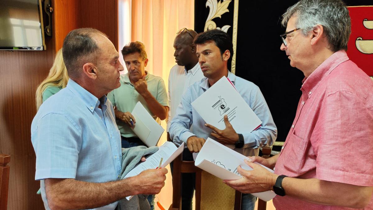 Jesús Machín (i), Marcos Bergaz y Juan Ramón Pérez tras la reunión de la Junta de Seguridad por las fiestas de Los Dolores.