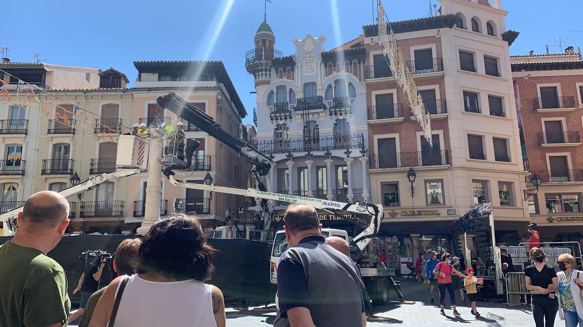 Muchos vecinos se han acercado para observar la restauración.