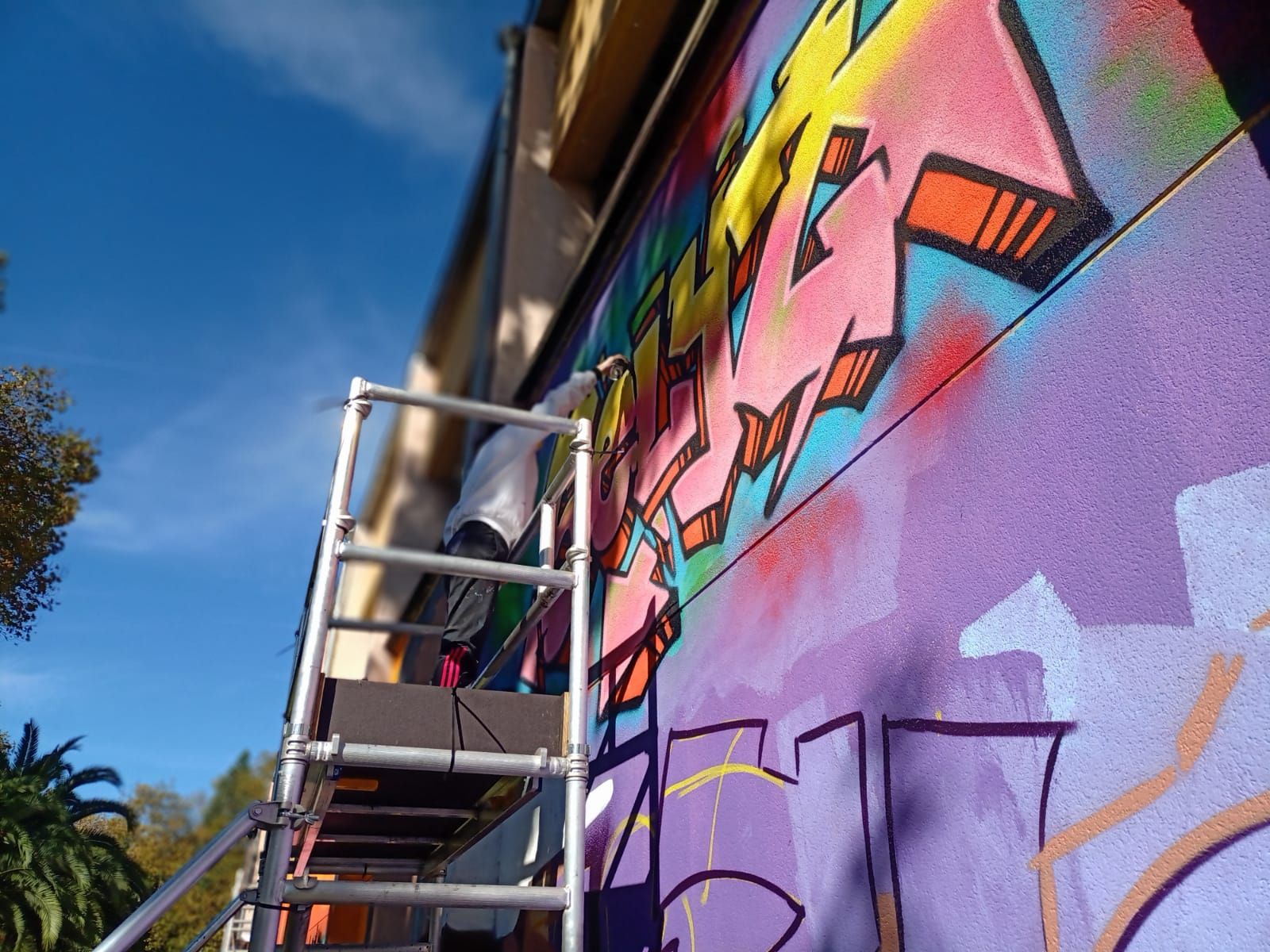 Diecinueve grafiteros se unen para lucir el polideportivo de La Felguera