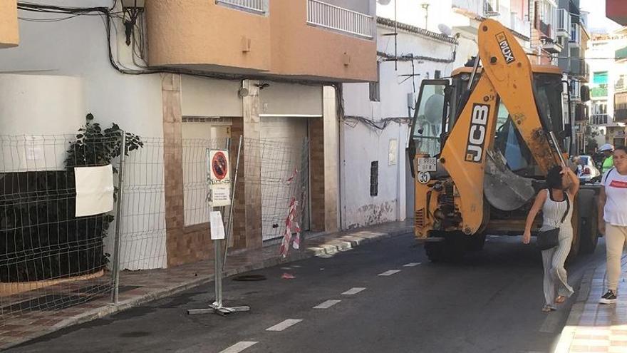 Peatones transitan por la calle Málaga ante la presencia de la grúa que ejecutará las reformas.