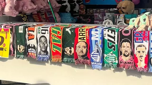 VÍDEO | Bufandas con la cara de Franco como premio en un puesto de la Fira del Ram de Palma