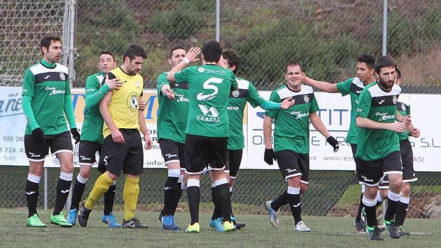 Los jugadores del A Valenzá celebran el primero de los goles ante el Piñeira Seca. // Iñaki Osorio