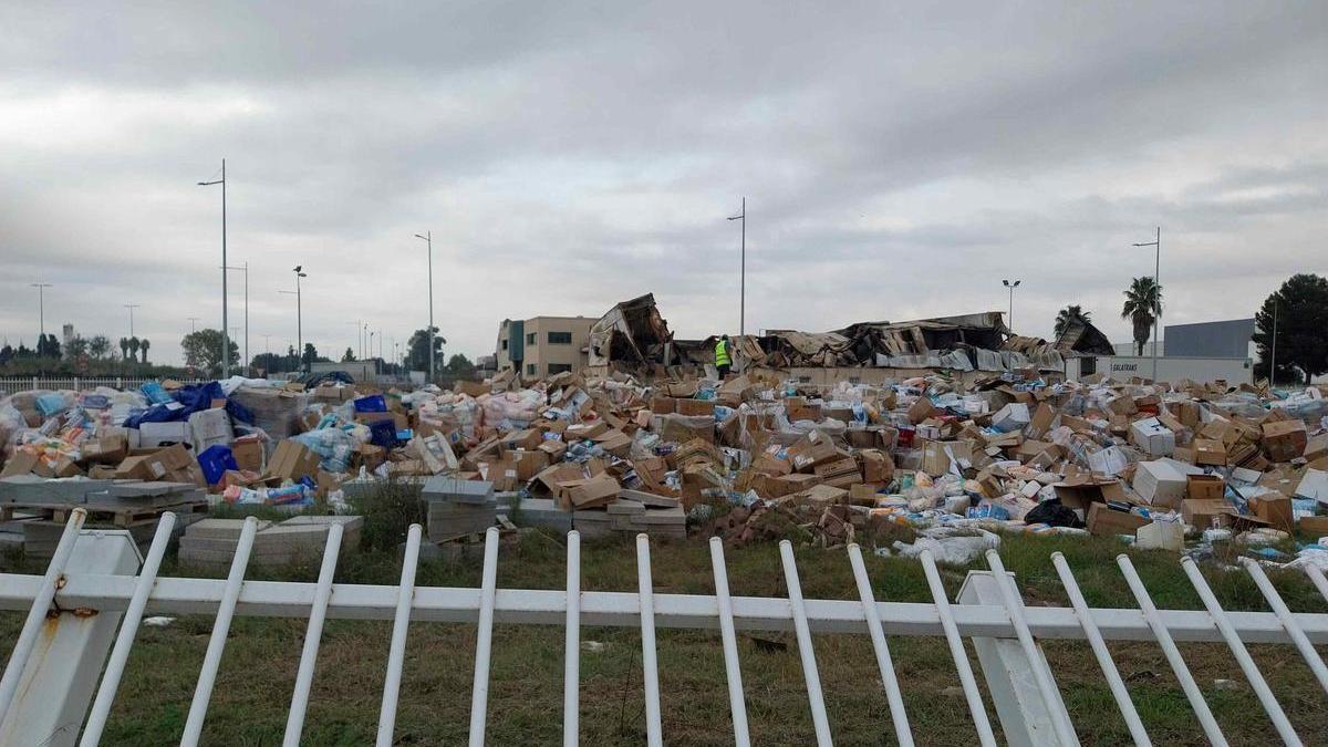 El tramo de valla que rodeaba el solar derribado por la dana.