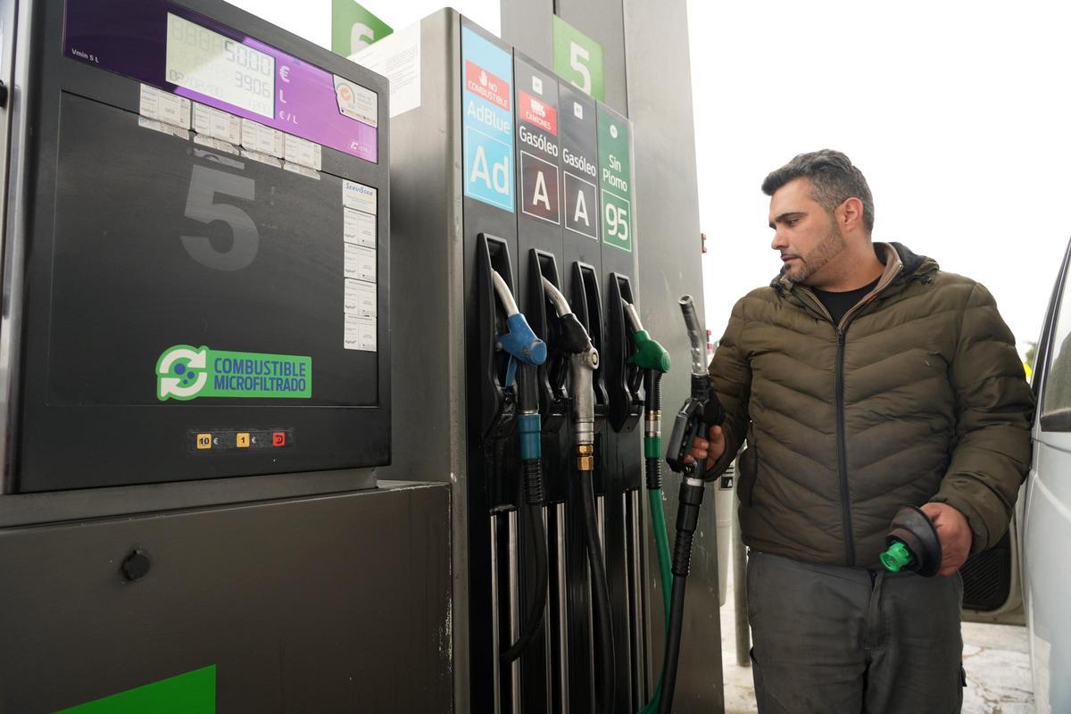 Un ciudadano echa gasolina en su vehículo en Castellón