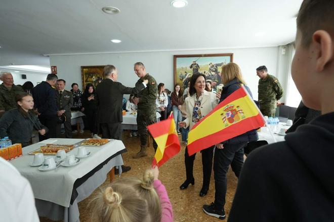 La ministra de Defensa, Margarita Robles, visita en Castelló a las familias de combatientes ucranianos de la misión de ayuda humanitaria.