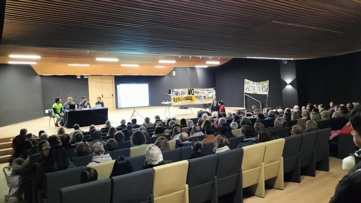 El auditorio de Tibi se ha llenado para la reunión sobre las plantas solares