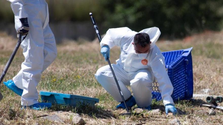 Investigadors treballen al lloc on ha aparegut el cadàver